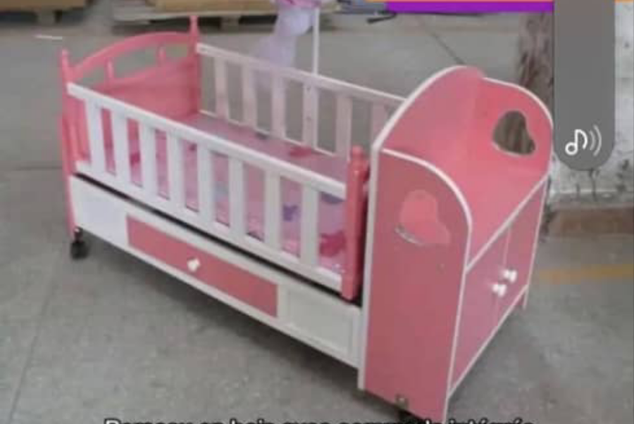 Lit en bois avec tiroirs