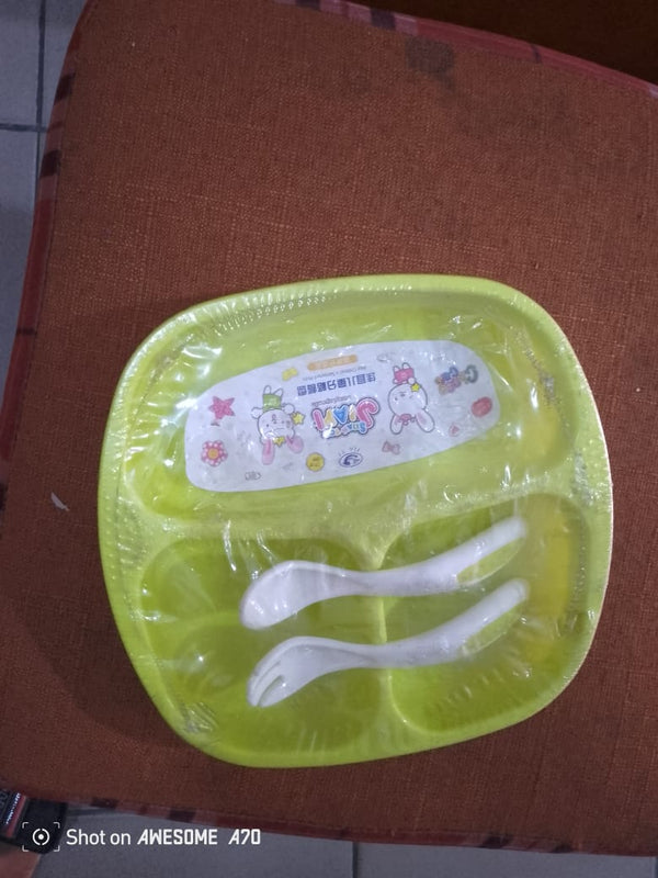 Assiette pour bébé avec couverts